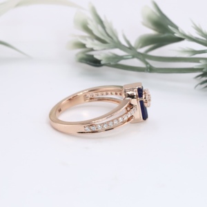 Anillo de compromiso de oro rosa premium con zafiro azul talla baguette, diseño floral con micro pavé y detalles de diamantes, anillo solitario de doble aro. - Product Image 2