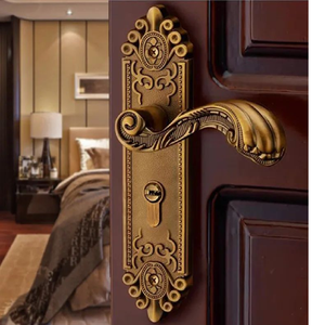 Pomo de puerta de latón ornamentado de estilo barroco. Diseño intrincado de caligrafía decorativa disponible a precios de mayorista. - Product Image 3