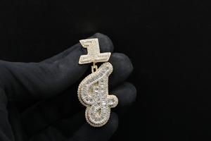 Pendentif personnalisé de luxe en moissanite, édition limitée, serti de pierres, avec chaîne - Product Image 2