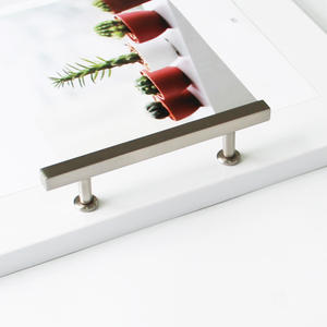 Tirador de Barra Minimalista de Aleación de Zinc Duradero, Acabado Plateado Cepillado, para Muebles de Cocina y Baño - Product Image 1
