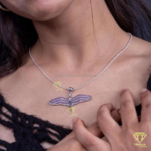 Exclusivo Colgante de Libélula Estilo Hip Hop con Incrustaciones de Diamantes Cultivados en Laboratorio y Detalles en Púrpura - Product Image 2
