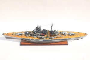 Maquette de navire de guerre allemand Tirpitz en bois, camouflage fait main - Modèle réduit de classe Bismarck de la Seconde Guerre mondiale pour la décoration de la maison ou du bureau - Product Image 5