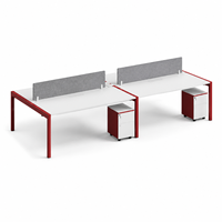 Poste de travail moderne en bois pour 4 personnes avec rangement, écrans d'intimité gris, plans de travail blancs, structure de support carrée rouge