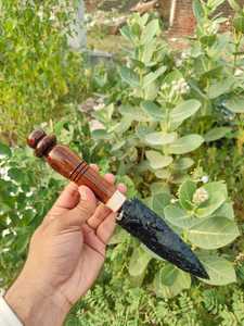 Vente en gros : Pointe de flèche artisanale en obsidienne noire avec manche en bois sculpté – Art de collection de style primitif pour exposition - Product Image 3