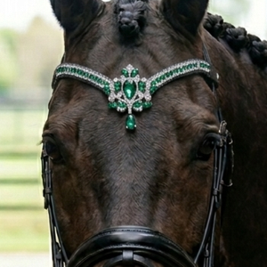 Couronne de luxe en cristal vert émeraude à 5 rangs, en forme de V, pour fronture de cheval, en cuir rembourré personnalisé, faite à la main, élégante, pour dressage - Product Image 2