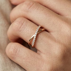 แหวนเพชรทรงกลมรูปตัว X แบบเกลียวสองวง ประดับเพชรแล็บโกรว์ ทองคำแท้ 14K สำหรับงานแต่งงาน งานหมั้น หรือเป็นของขวัญสำหรับคนรัก - Product Image 2