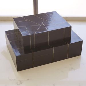 Cadeau de déménagement : Boîte à bijoux rectangulaire moderne en résine rayée noir et blanc avec serrure à trou de serrure doré pour rangement - Product Image 3