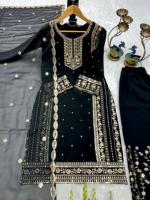 Ensemble prêt-à-porter pour soirée, composé d'un haut en georgette entièrement brodé, d'un pantalon brodé et d'un dupatta.