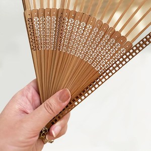 Abanico Plegable de Madera Natural Moderno, Pintado a Mano, Artesanía, Reutilizable, Diseño Refrescante y Portátil para Ceremonias de Boda - Product Image 2