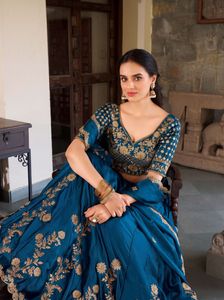Lehenga en soie Rangoli de créateur avec broderie Zari et sequins, comprenant une blouse brodée en soie Rangoli et un dupatta brodé ajouré. - Product Image 6