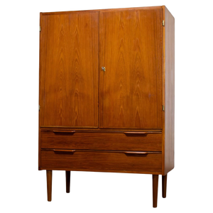 Armoire/Médière Malmo Mid-Century Modern à 2 portes en teck massif avec 2 tiroirs inférieurs et pieds coniques, finition teck chaud - Product Image 1