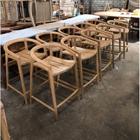 Chaise de bar moderne en teck massif avec accoudoirs courbes, finition naturelle, tabouret haut pour comptoir de cuisine, café, restaurant, mobilier