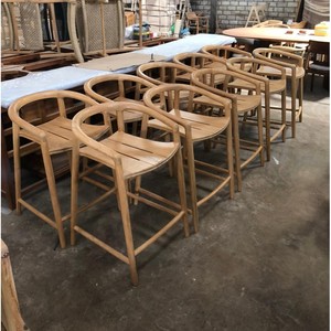 Chaise de bar moderne en teck massif avec accoudoirs courbes, finition naturelle, tabouret haut pour comptoir de cuisine, café, restaurant, mobilier - Product Image 6