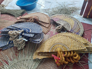 พัดใบหญ้าทะเลธรรมชาติ BLUE LOTUS FARM สำหรับตกแต่งงานแต่งงาน - พัดสานมือรักษ์โลกและอุปกรณ์ประกอบงานปาร์ตี้ นิ่นบิน - Product Image 3