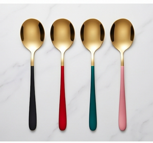 Juego de cucharas doradas con mango de color, elementos vibrantes para la mesa, ideales para hogares modernos, decoración de bodas o cajas de regalo. - Product Image 1