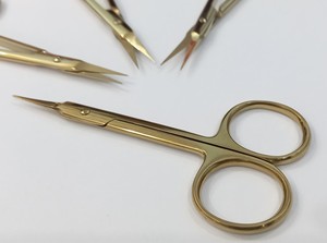Ciseaux à cuticules et à ongles de haute précision à lames courbées, finition demi-or, format compact, à prix réduits - Product Image 3