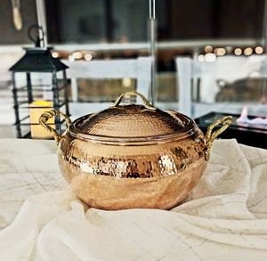 Plat de cuisson et de service en cuivre artisanal de qualité supérieure avec couvercle et poignées latérales en laiton, ustensile de cuisine durable pour la maison et la restauration - Product Image 1