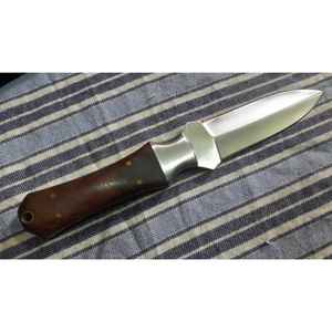 Lames de couteaux de chasse classiques pour les travaux de découpe de viande à la ferme et en forêt, avec une conception de poignée antidérapante. - Product Image 1