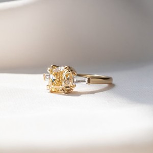 Bague de fiançailles et de mariage de luxe vintage en or jaune 10K 14K 18K avec diamant de laboratoire taille coussin et pierres latérales taille baguette - Product Image 2