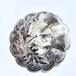 Broche écossaise vintage à motif écossais, avec deux pierres de cristal de roche à facettes - Cadre en forme de dodécágone, pour tenues traditionnelles tartan et kilt - Product Image 3