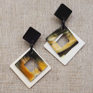 Boucles d'oreilles longues en corne, écologiques, faites à la main, artisanales modernes, bijoux naturels, par Perfect Enterprises - Product Image 1