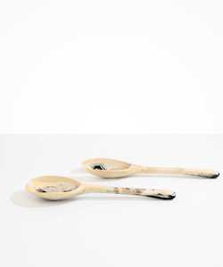 Cuillère en résine époxy Zorellia Luxe, ustensile de service artisanal haut de gamme avec un design moderne unique et une finition brillante - Product Image 1