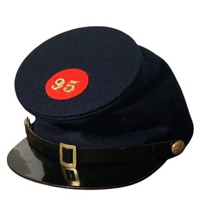 Chapeau shako du XIXe siècle, probablement porté par une unité américaine, orné d'un écusson d'aigle en laiton et d'un insignes de corne de trompette. - Product Image 4
