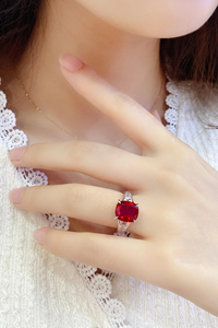 Anillo Clásico de Plata 925 con Rubí para Mujer, con Diamantes de Corte Cojín en los Laterales, Engaste de Garras, Anillo de Compromiso con Piedra Preciosa, Joyería Fina y Elegante - Product Image 3