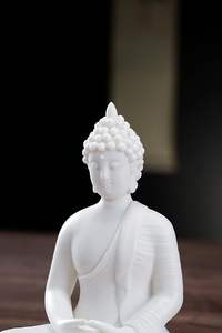 Pequeña Estatua de Buda de Resina Blanca, Diseño Art Deco, Hecha a Mano para Decoración del Hogar y Exteriores, 4.3 Pulgadas - Product Image 4