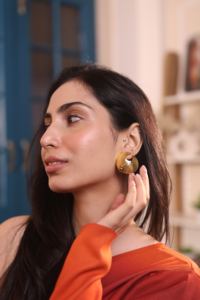 Pendientes de disco en forma de media luna en latón macizo – Joyería llamativa con acabado dorado, inspirada en formas esculturales y texturas artesanales - Product Image 4