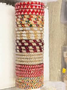 Vente en gros de bracelets en laiton artisanaux pour femmes, accessoires ethniques uniques faits à la main - Product Image 5