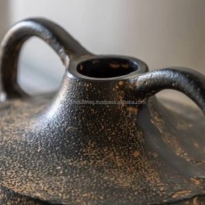 Azora Industries Gobi Vase en métal coulé fait à la main, accessoire décoratif pour la maison avec mouchetures noires et dorées, deux poignées - Product Image 3