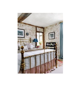 Exquisito marco de cama de latón con acabado pulido a mano, estilo vintage, patas resistentes y presencia elegante en el dormitorio. - Product Image 1