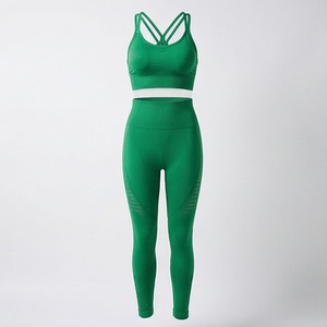 Conjunto de Yoga para Mujer con Patrón Sólido, Ropa Deportiva Premium para Gimnasio, Entrenamiento, Ejercicio y Deportes - Product Image 1