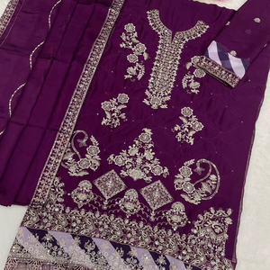 Conjunto de traje Plazzo y dupatta de seda crepé francesa con bordado elaborado de excelente calidad. - Product Image 1
