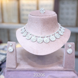 ชุดเครื่องประดับ MOLL JEWELLERS สร้อยคอและต่างหูรูปดอกไม้ชุบทอง 24K ทำจากโลหะผสมสังกะสี ประดับเพชรซิร์คอน - ของขวัญสำหรับผู้หญิงในโอกาสหมั้นและงานแต่งงาน - Product Image 3