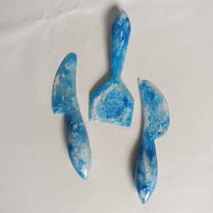 Ensemble de planche à fromage au design tendance, couteaux modernes et élégants en résine époxy, aspect marbre, motif Aqua Swirl, passe au lave-vaisselle et au micro-ondes - Product Image 5