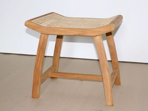 Tabouret de spa moderne avec structure en teck massif et assise incurvée en rotin tressé artisanal, finition soigneusement poncée - Product Image 2