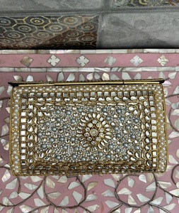 Elegante bolso de mano con adornos kundan y detalles intrincados, perfecto para bodas, fiestas y eventos festivos. - Product Image 2