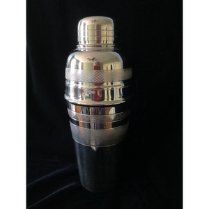 Shaker à cocktails en métal de qualité supérieure, conçu pour les barman professionnels et les mixologues amateurs recherchant des outils de préparation de boissons impeccables. - Product Image 2