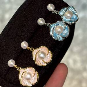 Boucles d'oreilles tendance et élégantes en camélia, perles d'eau douce, pendentifs avec un joli pompon, boucles d'oreilles en alliage cool - Product Image 5