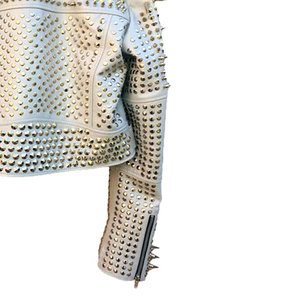 Chaqueta de moto MAKUM INTERNATIONAL para mujer, de piel de cordero, transpirable, con forro grueso de algodón, remaches plateados y cuello vuelto con púas. - Product Image 5