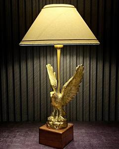 Lampe de table traditionnelle en laiton avec abat-jour en tissu beige, lumière chaude pour salon, éclairage décoratif - Product Image 1