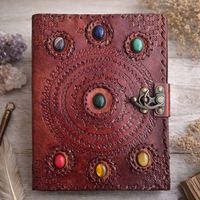 Carnet de notes en cuir marron fait main avec sept chakras médiévaux en relief, idéal pour le yoga et la pleine conscience, format 5x7, vente en gros