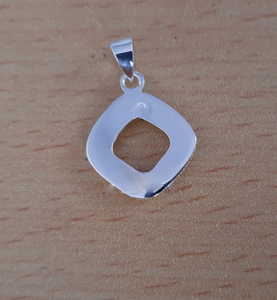 Nuevos colgantes cuadrados de plata de ley S925 de diseño, fundición de metal al por mayor con engaste pregrabado para joyería y regalos - Product Image 2