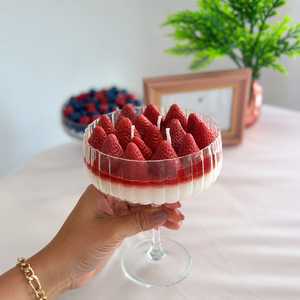 Bougie dessert parfumée aux fruits rouges mélangés fraise, myrtille et baies roses |   Bougie artisanale de luxe à la cire de soja aux fruits |   Décoratif réaliste - Product Image 1