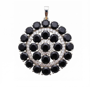 จี้รูปดอกไม้ทำจากหินออนิกซ์สีดำธรรมชาติ 100% สำหรับผู้หญิงจาก Rhaya Jewels ชุบโรเดียมบนเงินสเตอร์ลิง ดีไซน์เรียบง่าย เหมาะเป็นของขวัญ - Product Image 1