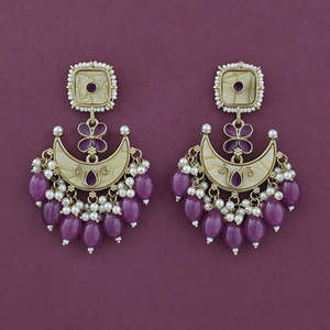 Bijoux fantaisie artificiels Kanhai Jewels, boucles d'oreilles en forme de fleur plaquées or, style indo-occidental indien pour femmes, avec perles de nacre. - Product Image 2
