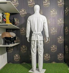 Delantal de lona negro con costuras blancas y bolsillos para uso en restaurantes y bares, diseño unisex - Product Image 4