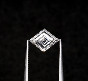 เพชรเพาะเลี้ยงในห้องปฏิบัติการ 0.58 กะรัต รับรองโดย IGI รูปทรงคิทและแอนทีค รูปทรงเพชรที่ไม่เหมือนใคร - Product Image 6